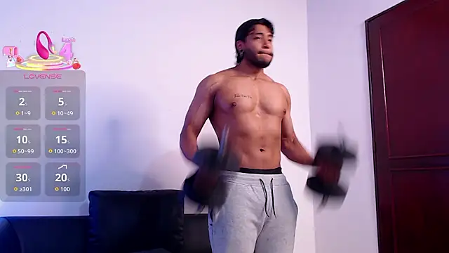 Snapshot of Troyy_lee1 chatting on March 7, 4:37 pm Troyy lee1 online show from March 7, 4:37 pm