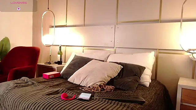 Lina Montclair online show from November 6, 7:15 pm