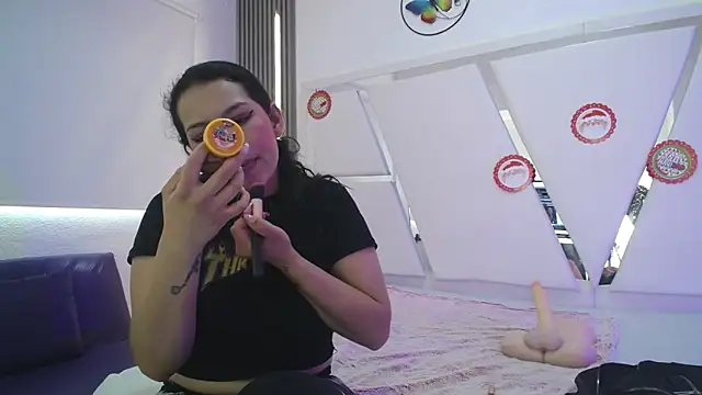 Mia garcia28 online show from December 3, 7:23 pm