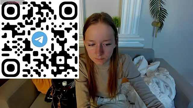 Snapshot of Mia_E1fie chatting on February 10, 1:21 am Mia E1fie online show from February 10, 1:21 am