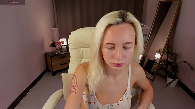 cute luucy online show from February 19, 3:35 am