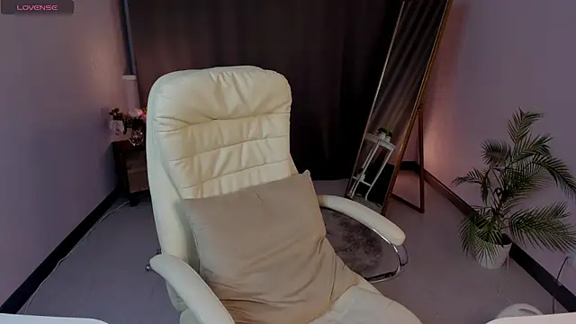 Snapshot of cute_luucy chatting on March 3, 3:23 am cute luucy online show from March 3, 3:23 am