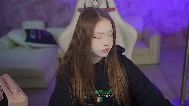 Esmie Smile online show from February 21, 10:55 pm