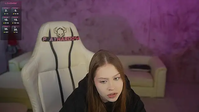 Snapshot of Esmie_Smile chatting on April 1, 1:39 am Esmie Smile online show from April 1, 1:39 am