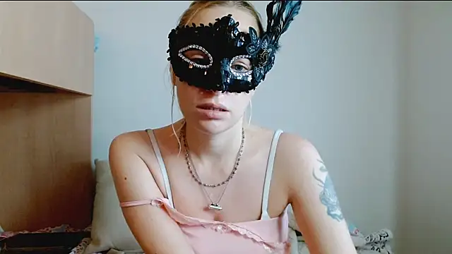 Snapshot of SatinQueen90 chatting on November 12, 8:04 am SatinQueen90 online show from November 12, 8:04 am