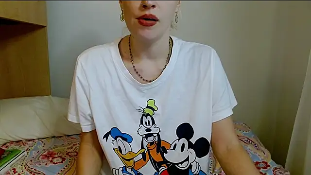 Snapshot of SatinQueen90 chatting on November 28, 9:34 am SatinQueen90 online show from November 28, 9:34 am