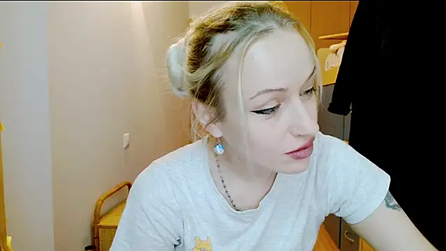 Snapshot of SatinQueen90 chatting on December 1, 9:36 am SatinQueen90 online show from December 1, 9:36 am