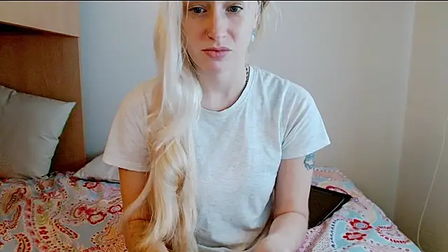 Snapshot of SatinQueen90 chatting on December 2, 9:14 am SatinQueen90 online show from December 2, 9:14 am