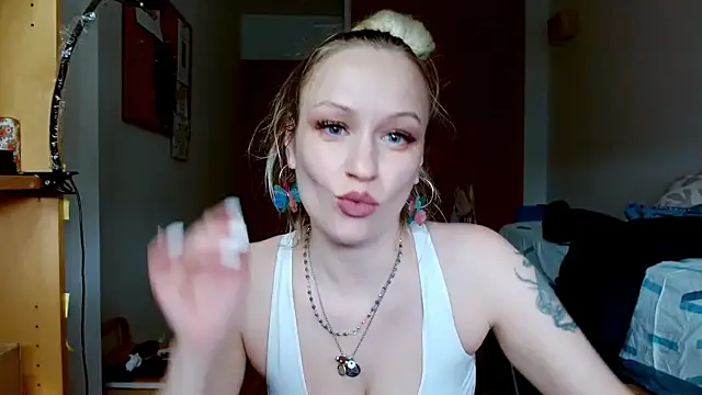 Snapshot of SatinQueen90 chatting on March 9, 12:09 pm SatinQueen90 online show from March 9, 12:09 pm