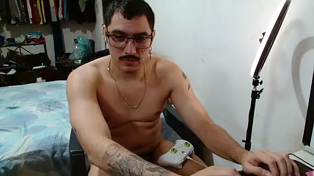 Snapshot of Leonino231 chatting on April 19, 6:10 pm Leonino231 online show from April 19, 6:10 pm