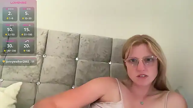 Snapshot of BustyKellyXXX chatting on August 3, 7:17 pm BustyKellyXXX online show from August 3, 7:17 pm