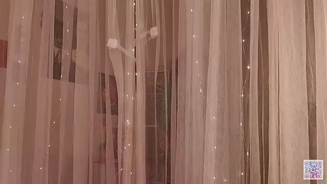 Snapshot of Queen_of_tease chatting on November 9, 9:02 pm Queen of tease online show from November 9, 9:02 pm