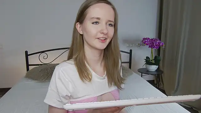 Snapshot of AlexsisFaee chatting on July 8, 8:35 pm AlexsisFaee online show from July 8, 8:35 pm