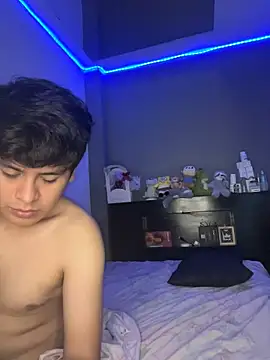 Snapshot of Kailertwink chatting on June 6, 4:23 pm Kailertwink online show from June 6, 4:23 pm