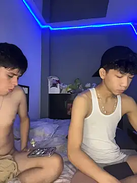 Snapshot of Kailertwink chatting on June 29, 6:41 pm Kailertwink online show from June 29, 6:41 pm