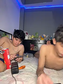 Snapshot of Kailertwink chatting on July 20, 7:38 pm Kailertwink online show from July 20, 7:38 pm