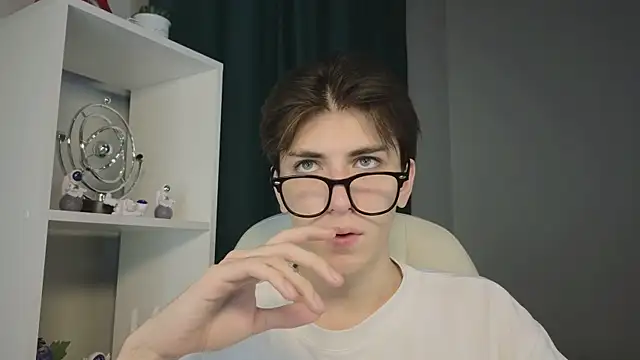 Snapshot of Oliver_Starboy chatting on September 19, 5:42 am Oliver Starboy online show from September 19, 5:42 am
