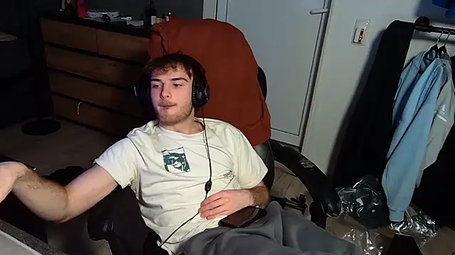 Snapshot of Rudi2007Eye chatting on February 15, 8:27 pm Rudi2007Eye online show from February 15, 8:27 pm