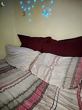 Seductive Yellow Titties online show from February 14, 9:17 am