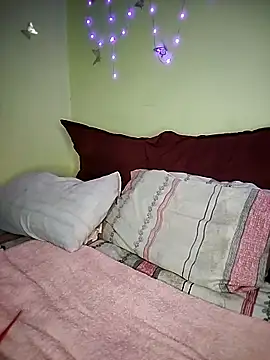 Seductive Yellow Titties online show from February 19, 6:20 am