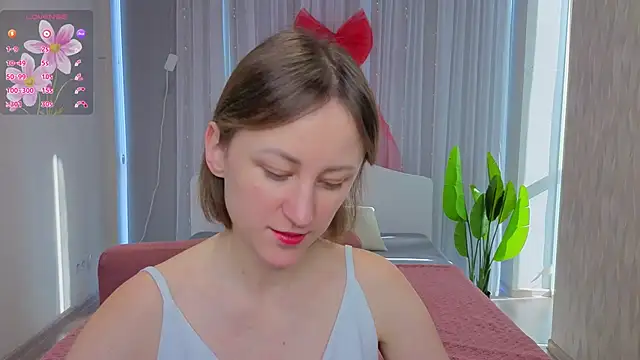 Snapshot of LuluChiiii chatting on February 10, 10:19 am LuluChiiii online show from February 10, 10:19 am