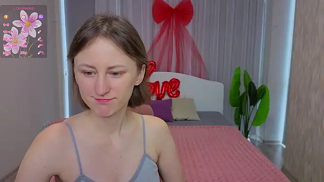 Snapshot of LuluChiiii chatting on February 13, 9:05 am LuluChiiii online show from February 13, 9:05 am