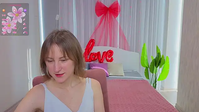 Snapshot of LuluChiiii chatting on February 14, 10:56 am LuluChiiii online show from February 14, 10:56 am