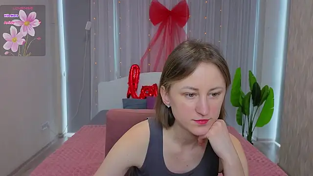 Snapshot of LuluChiiii chatting on February 17, 9:50 am LuluChiiii online show from February 17, 9:50 am