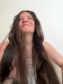 Emilyybennet  online show from May 24, 7:30 pm