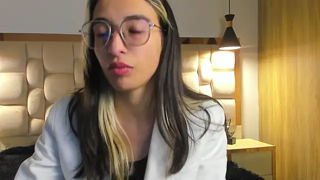 Emilia Bons online show from September 11, 12:49 pm