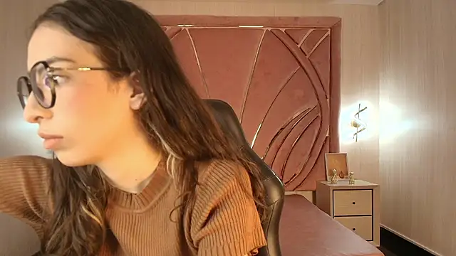 Emilia Bons online show from January 19, 2:10 pm