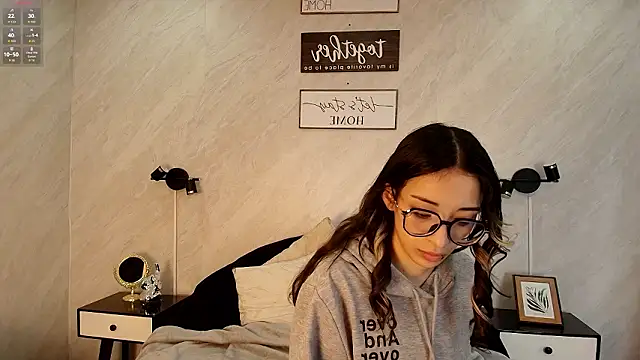 Emilia Bons online show from February 24, 1:42 pm