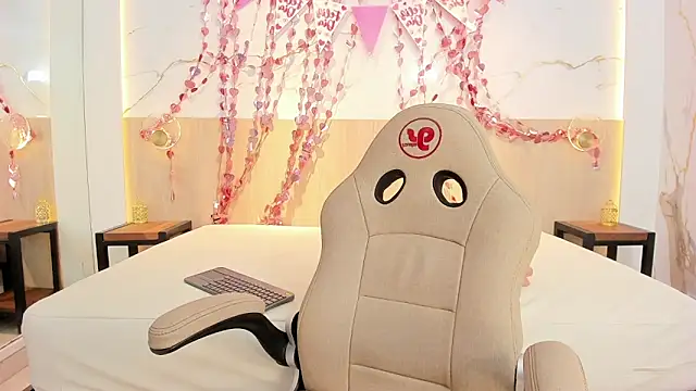 chloe murray online show from February 9, 11:47 am