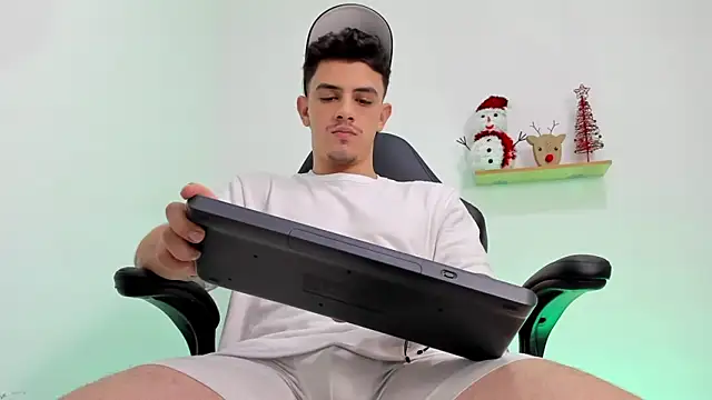 Snapshot of Mikecooper chatting on December 15, 10:58 pm Mikecooper online show from December 15, 10:58 pm