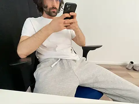 Snapshot of Frankieyyy1 chatting on May 15, 3:08 pm Frankieyyy1 online show from May 15, 3:08 pm
