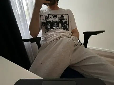 Snapshot of Frankieyyy1 chatting on May 17, 4:43 am Frankieyyy1 online show from May 17, 4:43 am