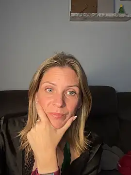 Snapshot of Lexi-Lux-X chatting on October 5, 1:04 am Lexi-Lux-X online show from October 5, 1:04 am
