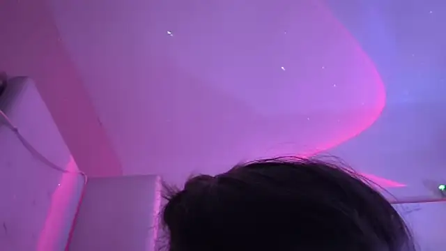 Snapshot of SparklesB1tch chatting on May 1, 10:14 pm SparklesB1tch online show from May 1, 10:14 pm