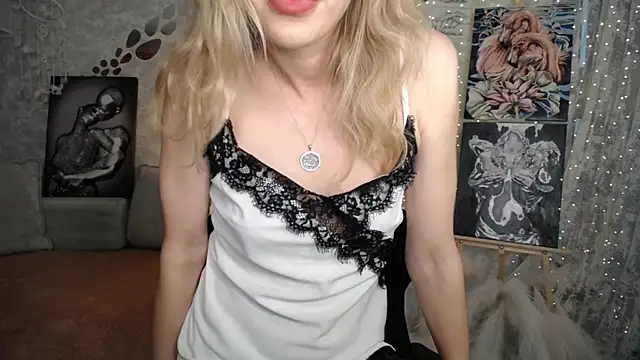 Snapshot of NickyAdamidi chatting on June 11, 12:32 am NickyAdamidi online show from June 11, 12:32 am
