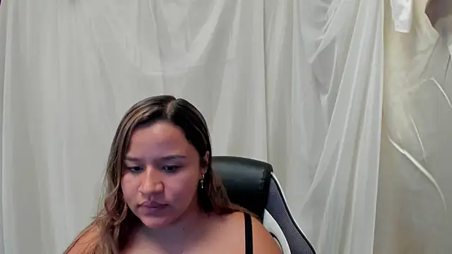 Snapshot of ElaBourn_ chatting on April 9, 4:23 pm ElaBourn online show from April 9, 4:23 pm