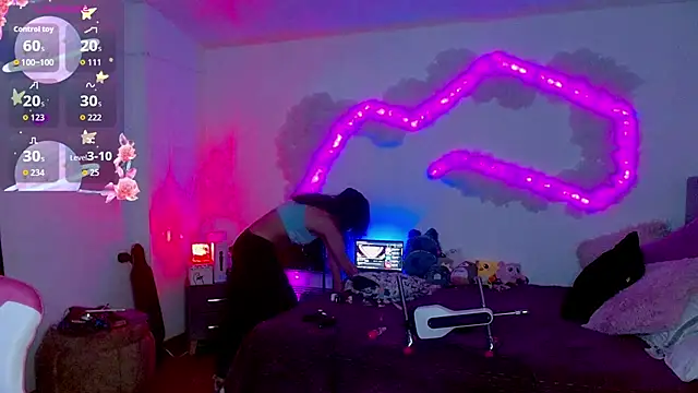 larah uwu online show from October 22, 6:40 pm