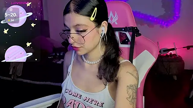 larah uwu online show from February 3, 7:30 pm