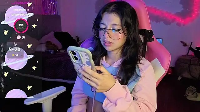 larah uwu online show from February 14, 7:54 pm