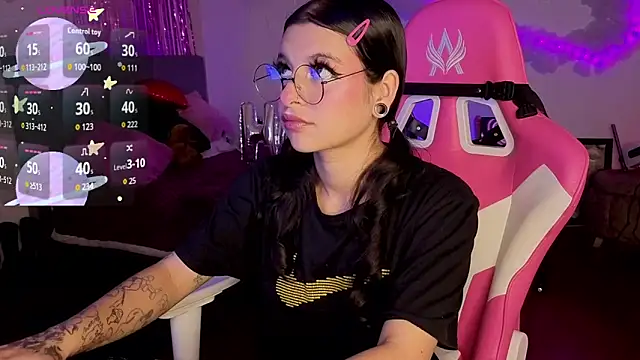 larah uwu online show from February 26, 7:57 pm