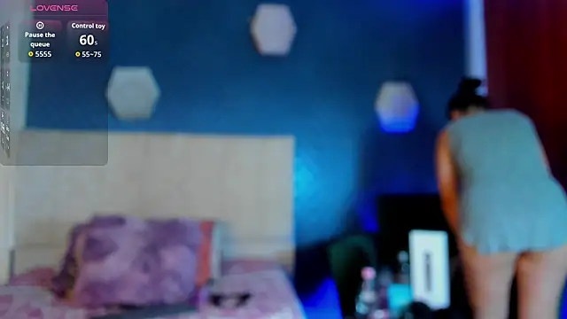 Snapshot of thania_777 chatting on October 9, 10:52 pm thania 777 online show from October 9, 10:52 pm