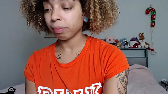 Snapshot of Cherribombzz chatting on January 6, 2:26 am Cherribombzz online show from January 6, 2:26 am