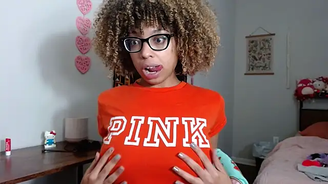 Snapshot of Cherribombzz chatting on February 17, 7:53 pm Cherribombzz online show from February 17, 7:53 pm