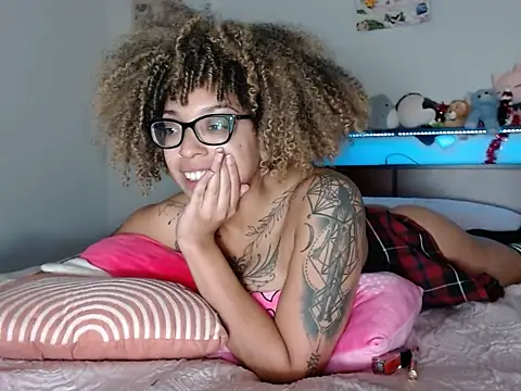 Snapshot of Cherribombzz chatting on March 1, 5:15 pm Cherribombzz online show from March 1, 5:15 pm