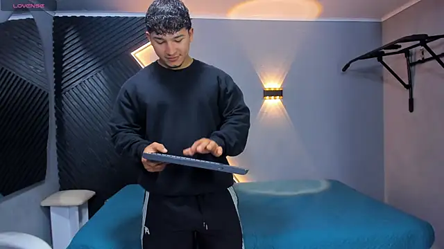 Horny nick18 online show from April 15, 12:12 pm