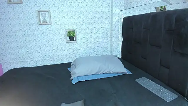 lisa logan online show from February 15, 3:58 am